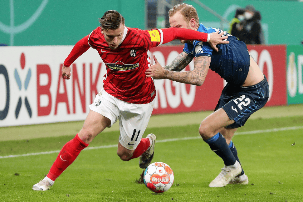 斗地主-包含弗赖堡客场力克对手，士气大振追赶对手的词条